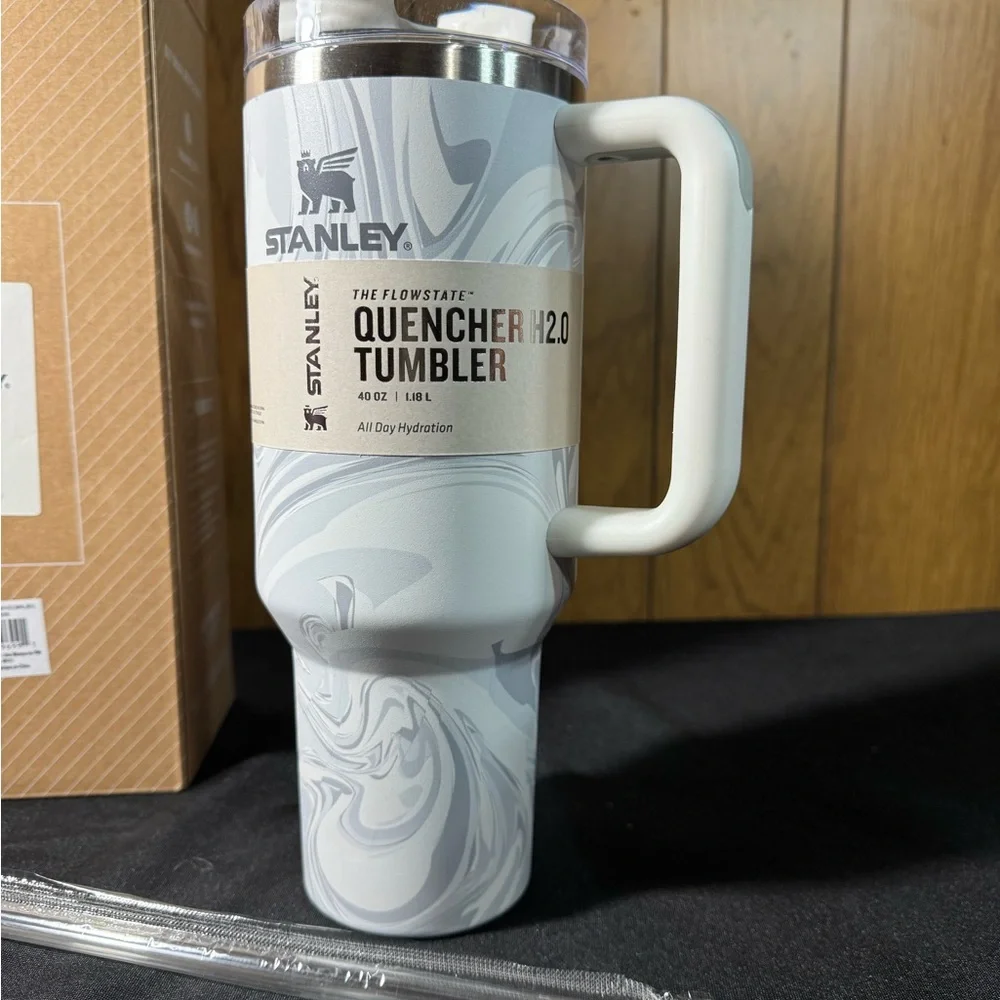Stanley Marble White Quencher 40 oz Tumbler NEW - Picture 2 of 7